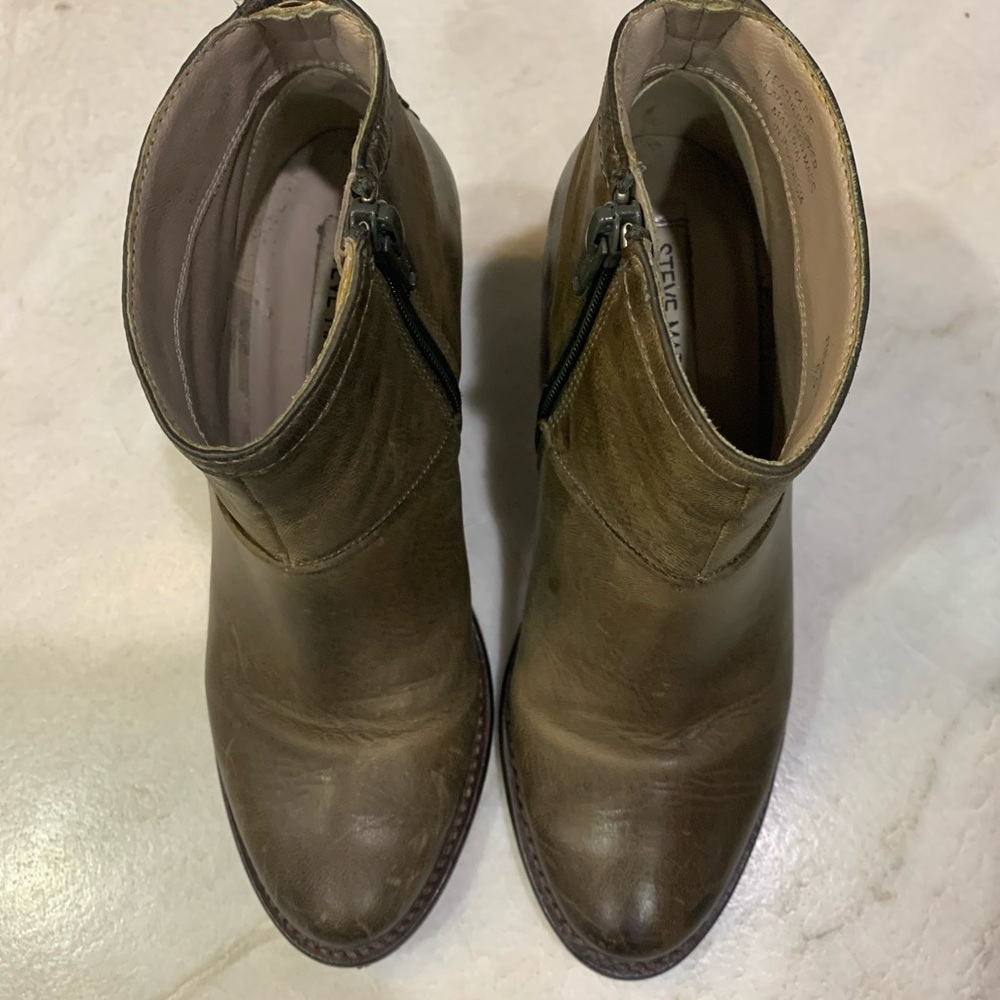 Reggy Steve Madden bootie size 5.5